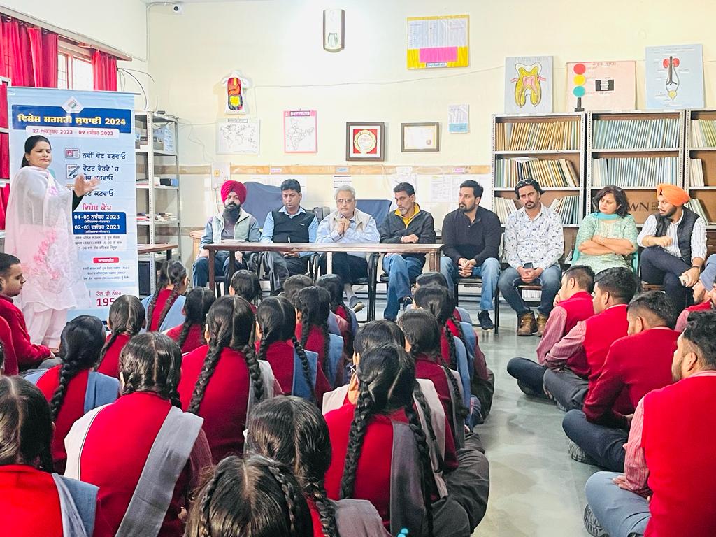 स्वीप टीम ने पटियाला स्कूल ऑफ डेफ एंड ब्लाइंड में मतदाता जागरूकता शिविर लगाया
